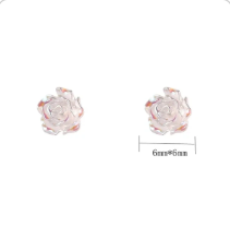 Vídeo mostrando los pendientes de flor girando sobre sí mismos, destacando su efecto perlado rosa y blanco con chapado oro rosa 18K