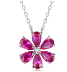 Video del collar de flor multicolor en plata de ley 925 girando sobre fondo neutro, destacando su brillo y detalles.