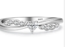 Vídeo mostrando el Anillo Corazón de Zirconita en Plata 925, con acabado en rodio, reflejando la luz y girando lentamente sobre fondo neutro. Se destacan el corte corazón y el brillo intenso de la zirconita.