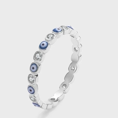 Anillo ojo del diablo de plata girando con reflejos de circonitas sobre fondo blanco