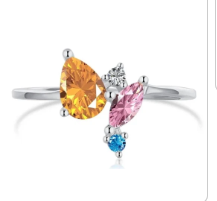 Anillo Angular girando lentamente sobre fondo espejo, destacando su diseño asimétrico y zirconitas