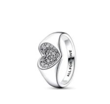Video de referencia mostrando un anillo dorado con corazón brillante, cámara enfocando las circonitas.