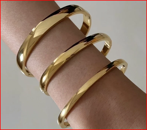 Video con guantes blancos mostrando brazaletes combinables en dorado y plateado, chapados en oro 18K y acero inoxidable, en grosores de 4mm, 6mm y 8mm.