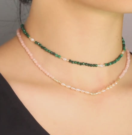 Video del Collar Trendor de Brillamor: perlas rosadas de agua dulce, plata 925 y oro 18K, mostrado con distintos outfits