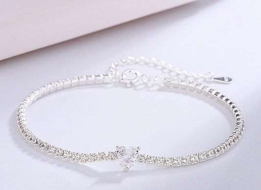 Pulsera tenis con corazón blanco en Plata de Ley 925. Vista del cierre y sello S925.