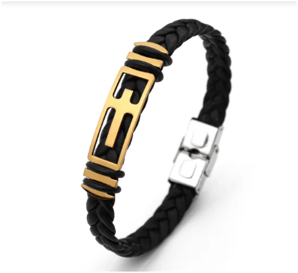 pulsera de cuero trenzada a mano con diseño de cruz ancha en inox dorado 304 sobre fondo blanco
