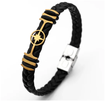 pulsera de cuero trenzada a mano con diseño de estrella en inox dorado 304 sobre fondo blanco