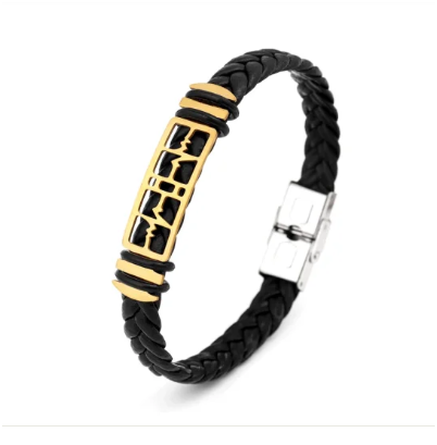 pulsera de cuero trenzada a mano con diseño de latido de corazón en acero inoxidable dorado 304 sobre fondo blanco