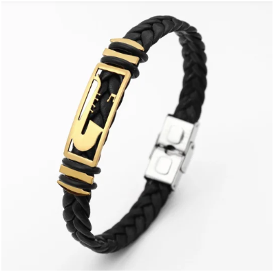 pulsera de cuero trenzada a mano con diseño de saxofón en acero inoxidable dorado 304 sobre fondo blanco