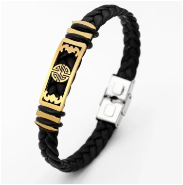 pulsera de cuero trenzada a mano con diseño de runas en acero inoxidable dorado 304 sobre fondo blanco