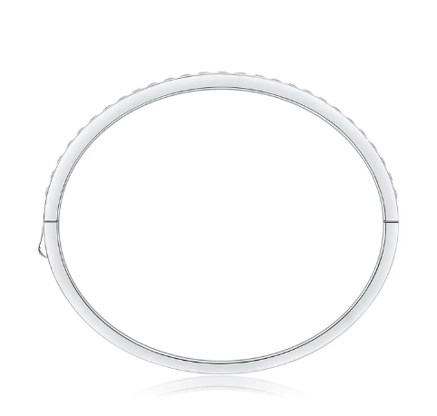 Vista lateral completa para apreciar la forma rígida del brazalete y su acabado en baño de oro blanco